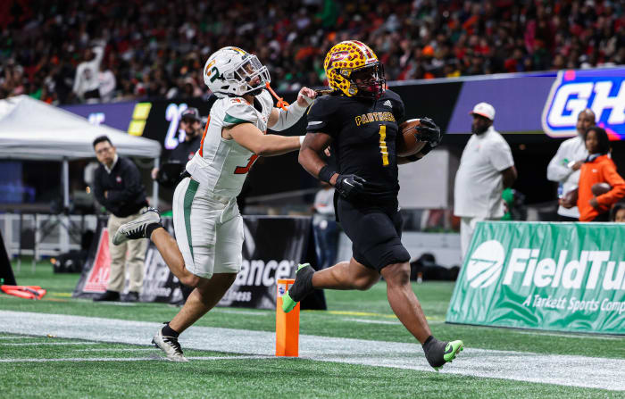 Perry's Ahmad Gordon races into the end zone for a touchdown against Stockbridge in the Georgia 4A state championship game. 12/12/203.